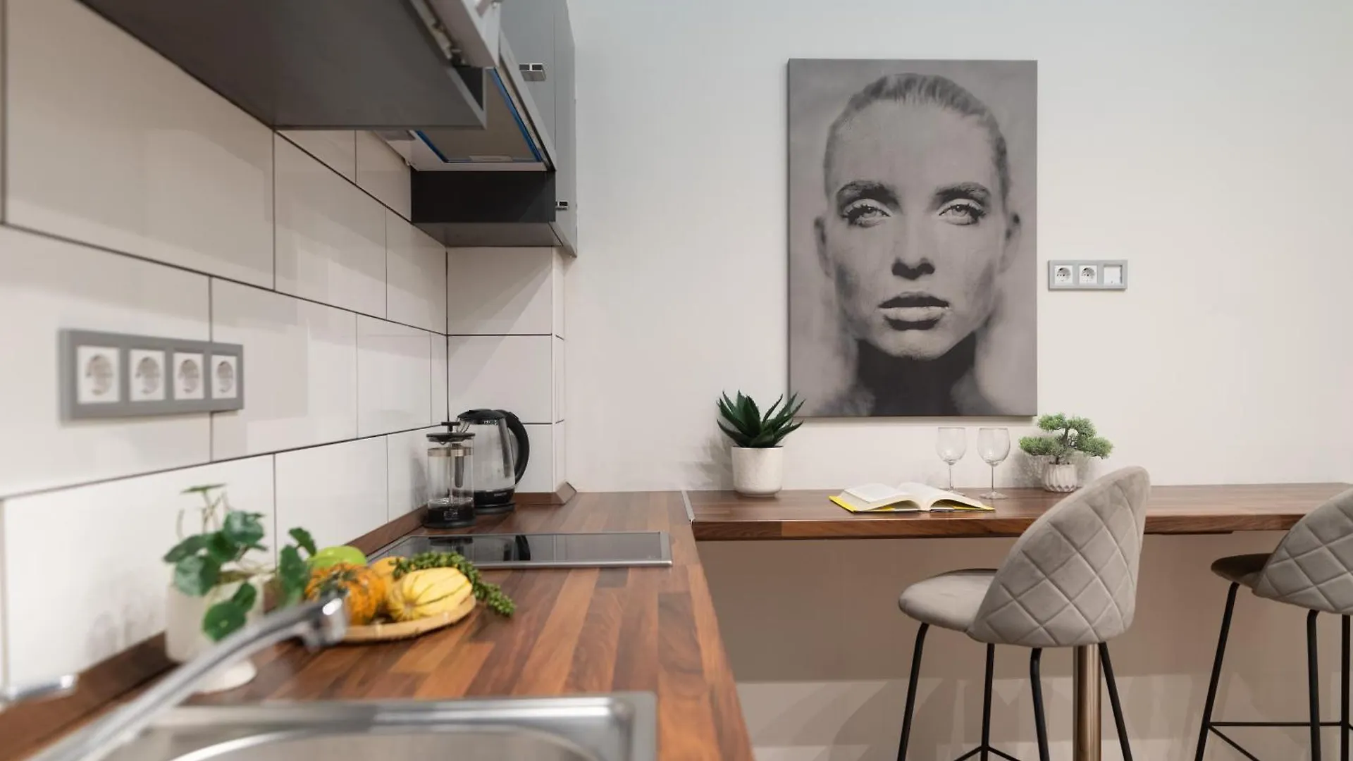 Chic Central 1Br Retreat Near New York Cafe With View Budapesta 0*,  Ungaria