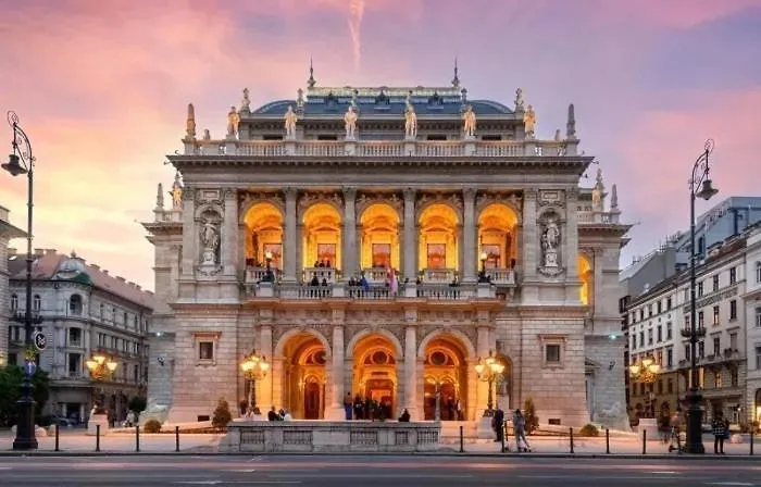 Chic Central 1Br Retreat Near New York Cafe With View Budapesta