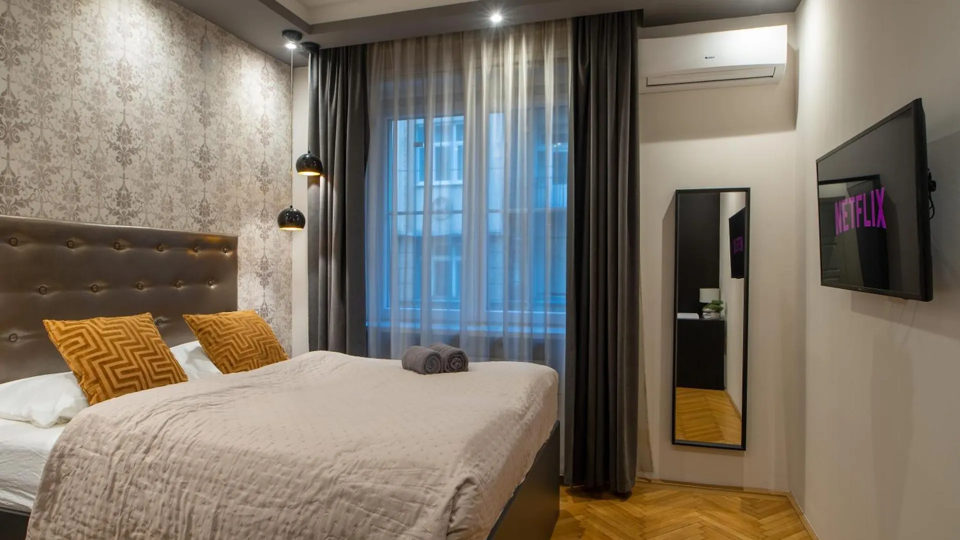 Chic Central 1Br Retreat Near New York Cafe With View Budapesta 0*,  Ungaria