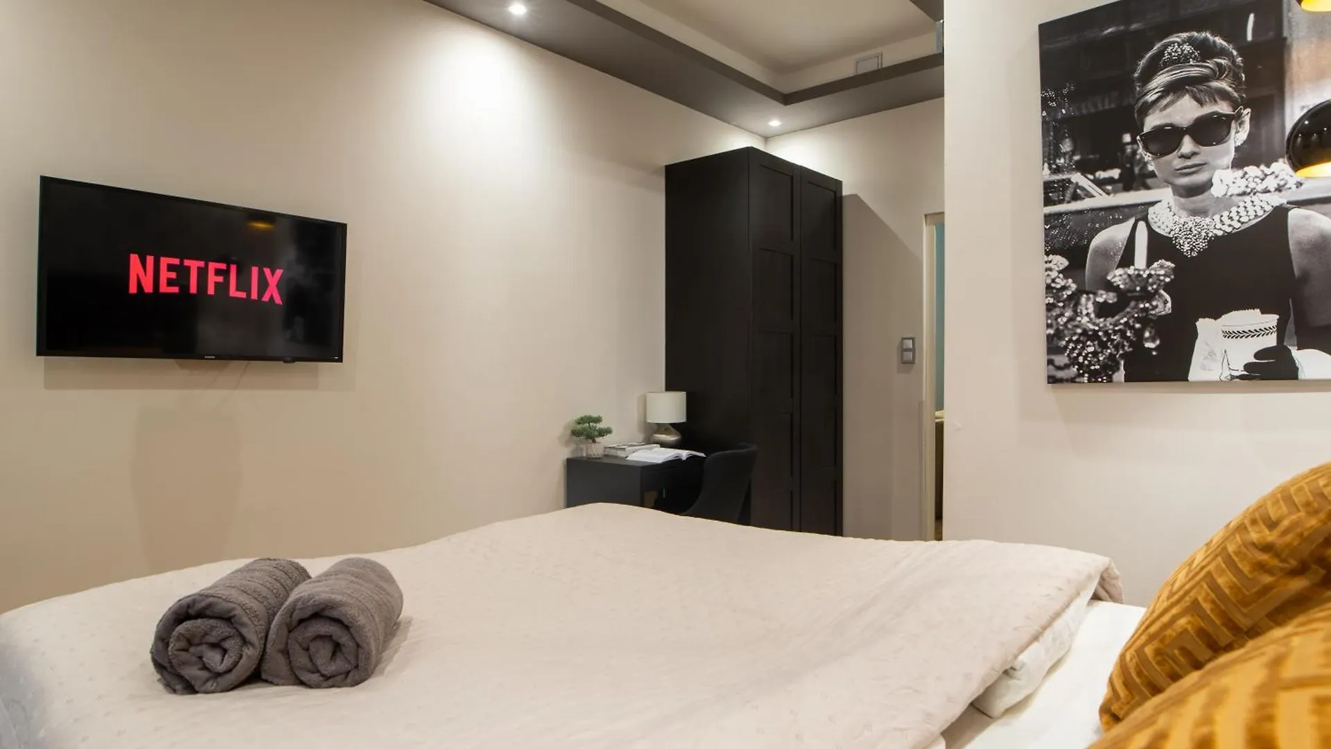 Chic Central 1Br Retreat Near New York Cafe With View Budapest