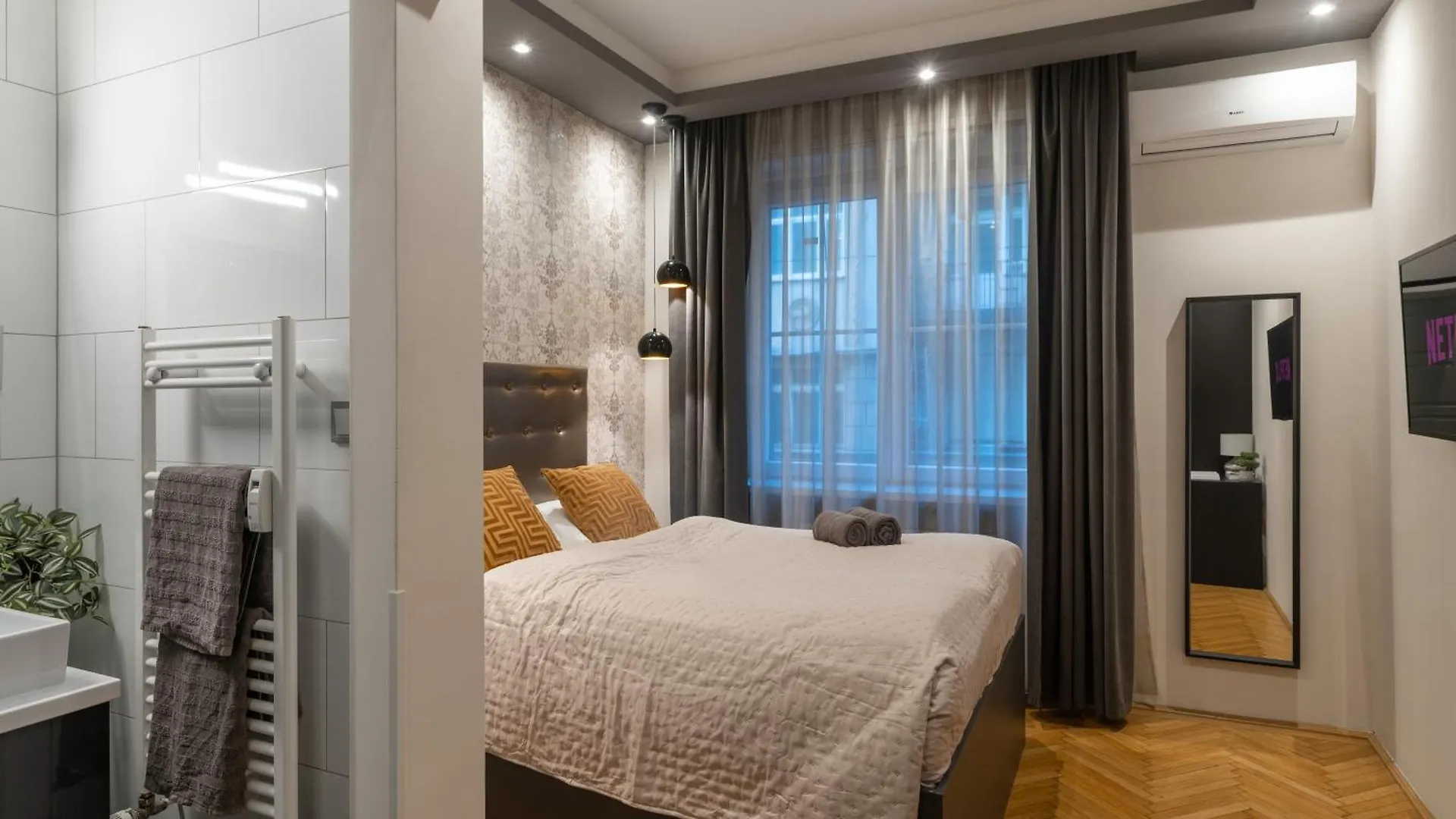 Chic Central 1Br Retreat Near New York Cafe With View Budapest